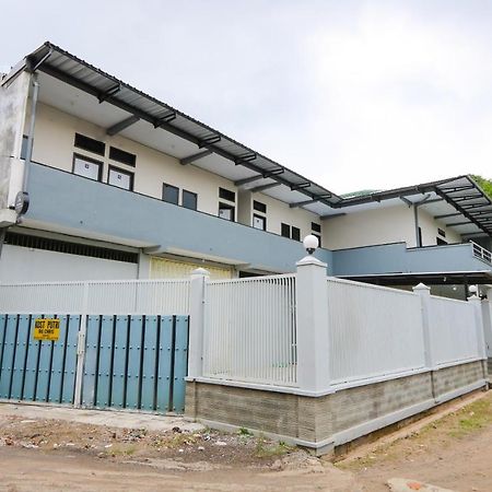 Oyo 3187 Kost Putri Bu Chris Hotel Jember Exterior photo