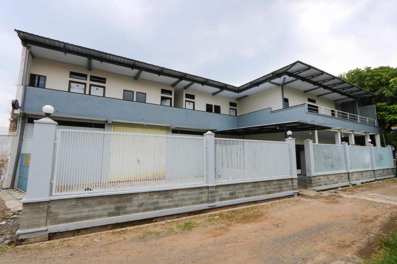 Oyo 3187 Kost Putri Bu Chris Hotel Jember Exterior photo