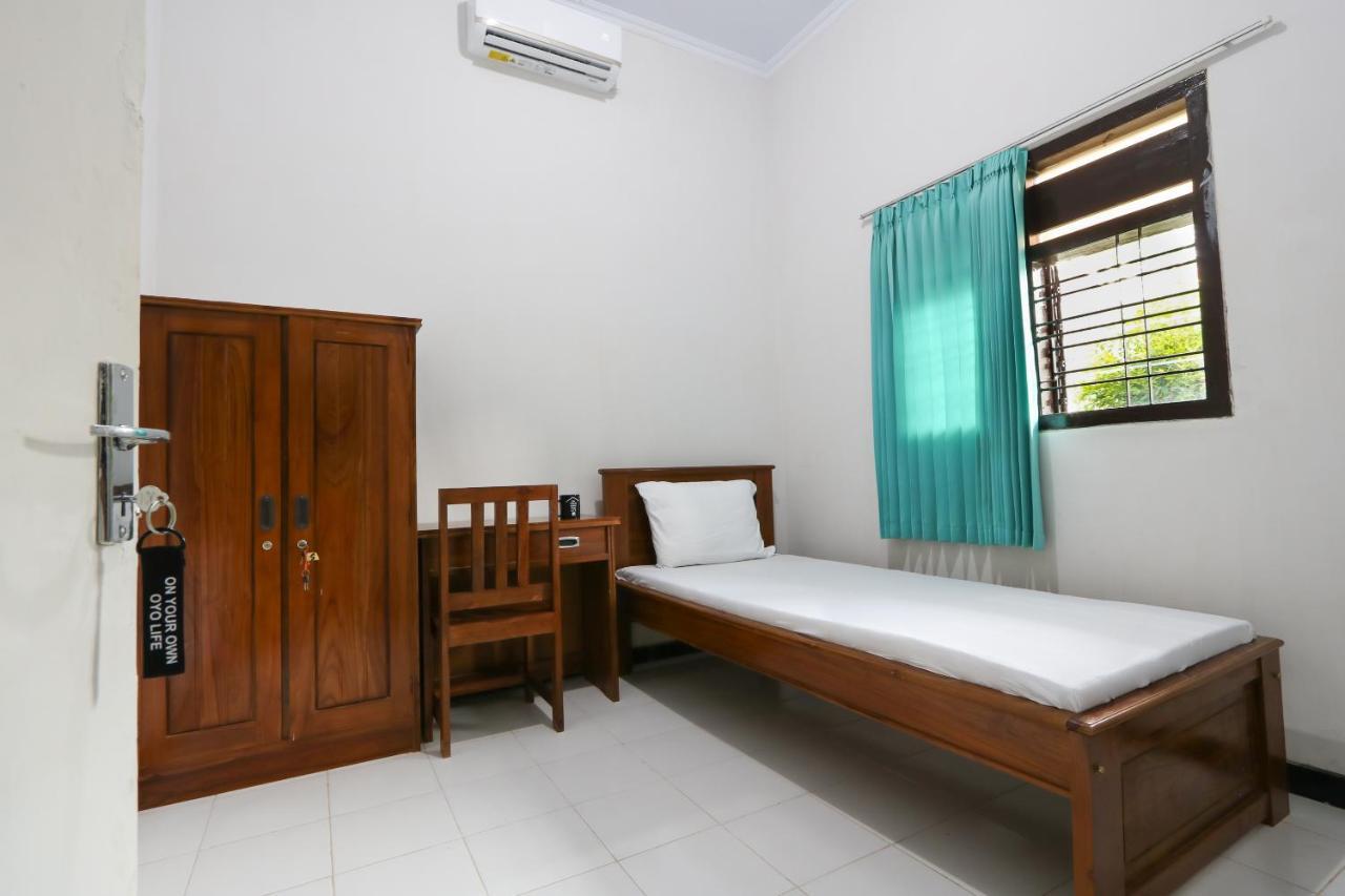 Oyo 3187 Kost Putri Bu Chris Hotel Jember Room photo